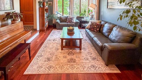 1608 1St Avenue, Cranbrook, BC - Indoor Photo Showing Living Room
