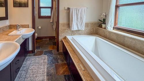 1608 1St Avenue, Cranbrook, BC - Indoor Photo Showing Bathroom
