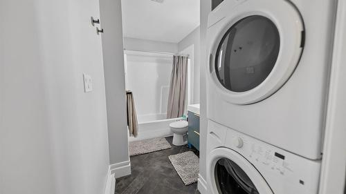 208-1004 23Rd Avenue, Cranbrook, BC - Indoor Photo Showing Laundry Room