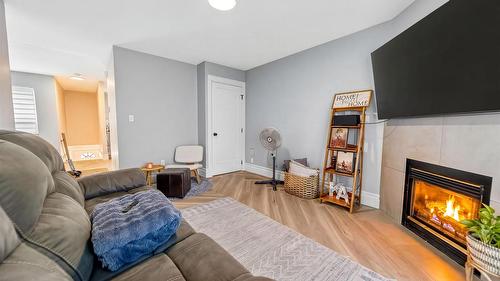 208-1004 23Rd Avenue, Cranbrook, BC - Indoor Photo Showing Living Room With Fireplace