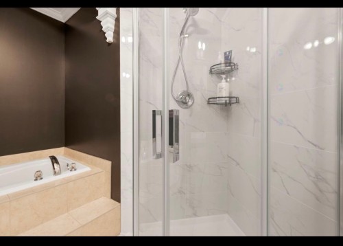Bathroom - 9302 Rue Riverin, Brossard, QC - Indoor Photo Showing Bathroom