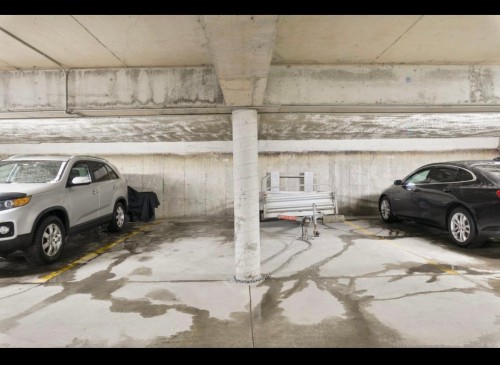 Parking - 9302 Rue Riverin, Brossard, QC - Indoor Photo Showing Garage