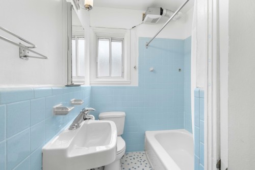 Bathroom - 4018 Rue Mackenzie, Montréal (Côte-Des-Neiges/Notre-Dame-De-Grâce), QC - Indoor Photo Showing Bathroom