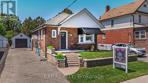 56 GLADSTONE AVENUE  Oshawa, ON L1J 4E5