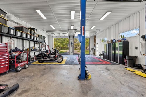 Garage - 2895 Rue Ste-Anne, Sainte-Justine-De-Newton, QC - Indoor Photo Showing Garage