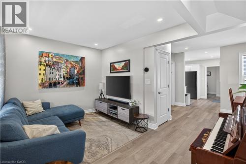 69 Robins Avenue, Hamilton, ON - Indoor Photo Showing Living Room