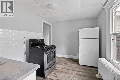 374 Campbell, Windsor, ON - Indoor Photo Showing Kitchen