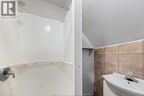 374 Campbell, Windsor, ON - Indoor Photo Showing Bathroom