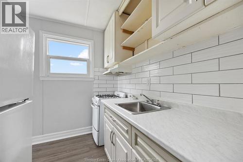 374 Campbell, Windsor, ON - Indoor Photo Showing Kitchen
