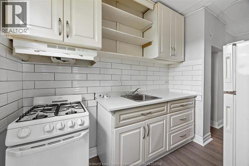 374 Campbell, Windsor, ON - Indoor Photo Showing Kitchen