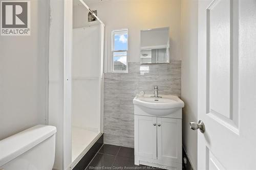 374 Campbell, Windsor, ON - Indoor Photo Showing Bathroom