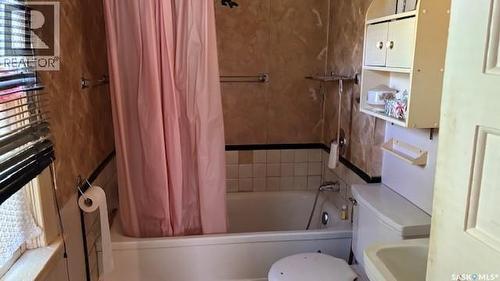 1242 Wolfe Avenue, Moose Jaw, SK - Indoor Photo Showing Bathroom