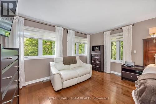 2 Fairhaven Way, Ottawa, ON - Indoor Photo Showing Living Room