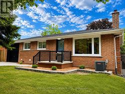 39 CAROUSEL AVENUE  Hamilton, ON L9A 4L7