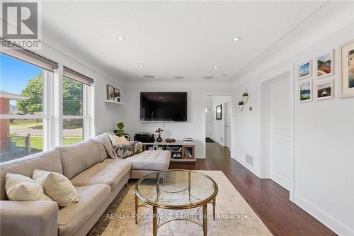 69 Nash Road S, Hamilton, ON - Indoor Photo Showing Living Room
