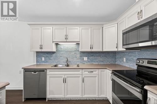 18 Devon Drive, South Huron (Exeter), ON - Indoor Photo Showing Kitchen With Double Sink With Upgraded Kitchen