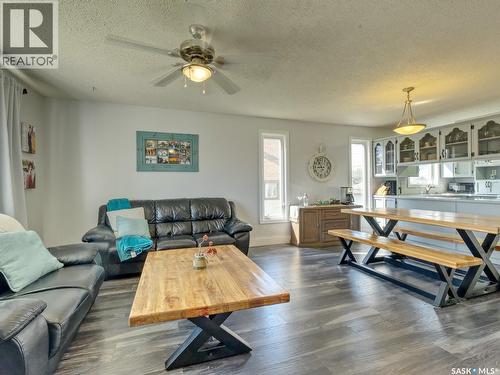 311 4Th Avenue E, Biggar, SK - Indoor Photo Showing Living Room