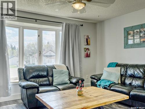 311 4Th Avenue E, Biggar, SK - Indoor Photo Showing Living Room