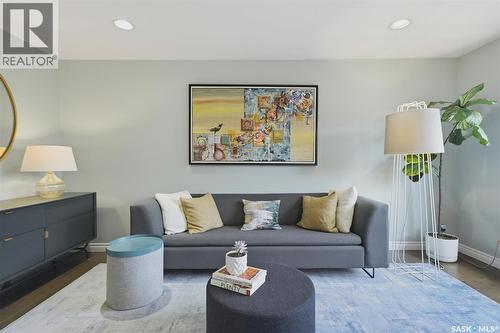 106 Wilkins Crescent, Saskatoon, SK - Indoor Photo Showing Living Room