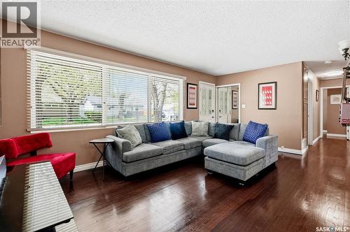 1120 Broadway Avenue E, Regina, SK - Indoor Photo Showing Living Room