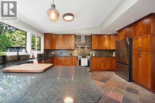 382 Barry, Tecumseh, ON - Indoor Photo Showing Kitchen