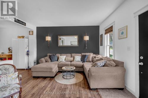 30 Sunset Avenue, Hamilton, ON - Indoor Photo Showing Living Room