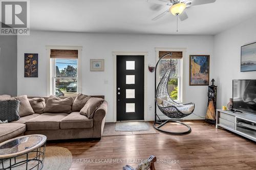 30 Sunset Avenue, Hamilton, ON - Indoor Photo Showing Living Room
