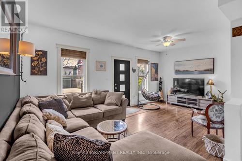 30 Sunset Avenue, Hamilton, ON - Indoor Photo Showing Living Room