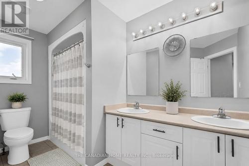 10 Jonathon Court, Hamilton, ON - Indoor Photo Showing Bathroom