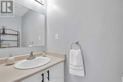 10 Jonathon Court, Hamilton, ON - Indoor Photo Showing Bathroom