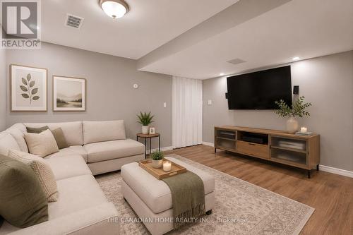 10 Jonathon Court, Hamilton, ON - Indoor Photo Showing Living Room