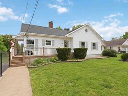 10 Connaught Ave Avenue Middleton, NS B0S 1P0