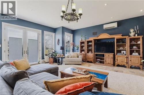 957 Beach Boulevard, Hamilton, ON - Indoor Photo Showing Living Room