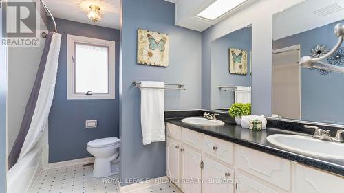 4 Conifer Crescent, London South (South B), ON - Indoor Photo Showing Bathroom