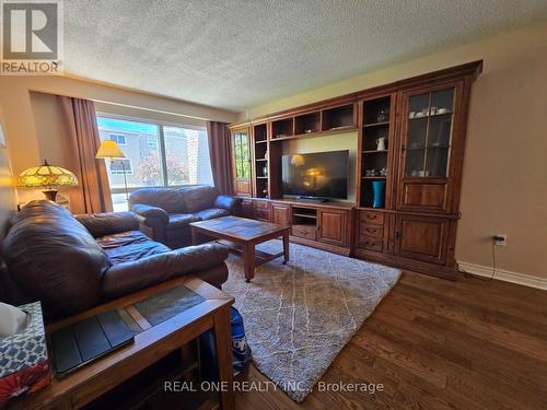 174 Rusty Crestway, Toronto, ON - Indoor Photo Showing Living Room