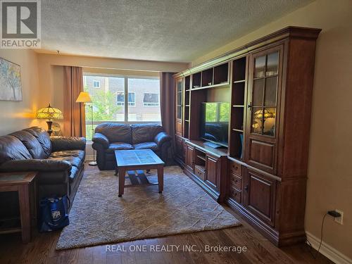 174 Rusty Crestway, Toronto, ON - Indoor Photo Showing Living Room