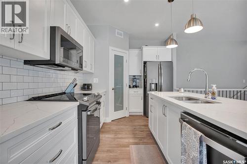 2 437 Palmer Crescent, Warman, SK - Indoor Photo Showing Kitchen With Double Sink With Upgraded Kitchen