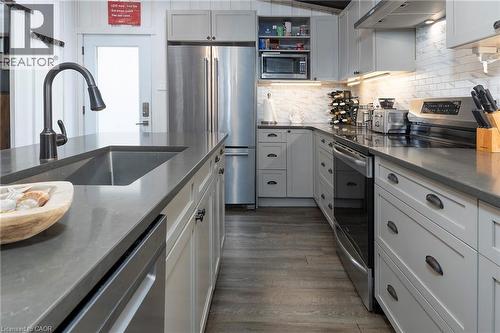 577 Edgewater Place, Dunnville, ON - Indoor Photo Showing Kitchen With Upgraded Kitchen