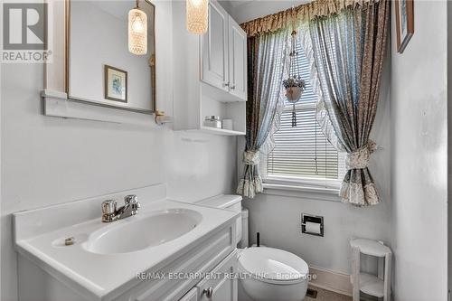 2883 South Grimsby Rd 10, Grimsby, ON - Indoor Photo Showing Bathroom