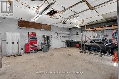 2883 South Grimsby Rd 10, Grimsby, ON - Indoor Photo Showing Garage