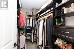 Primary Bedroom w/ walk-in-closet & 5pc Ensuite - 