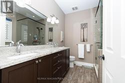 Primary Bedroom w/ walk-in-closet & 5pc Ensuite - 