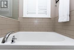 Primary Bedroom w/ walk-in-closet & 5pc Ensuite - 
