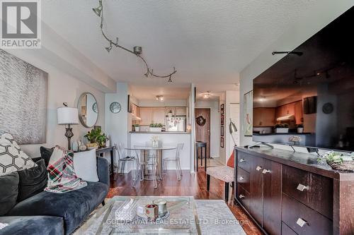 402 - 18 Pemberton Avenue, Toronto, ON - Indoor Photo Showing Living Room
