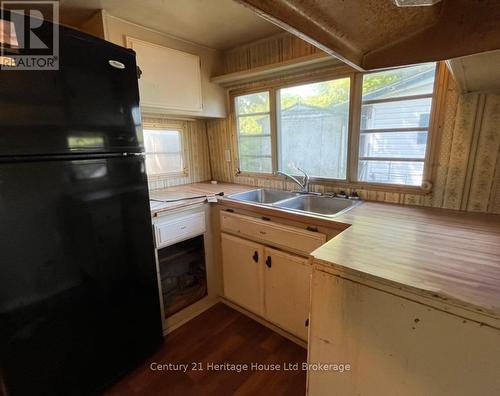 5 Hillcrest - 596101 Oxford 59 Highway, East Zorra-Tavistock (Hidden Valley), ON - Indoor Photo Showing Kitchen With Double Sink
