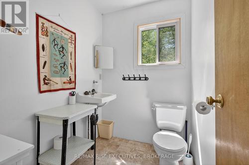 956 Roddick Lane, Leeds And The Thousand Islands, ON - Indoor Photo Showing Bathroom