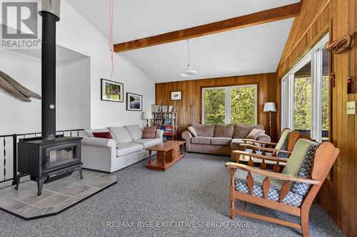956 Roddick Lane, Leeds And The Thousand Islands, ON - Indoor Photo Showing Living Room