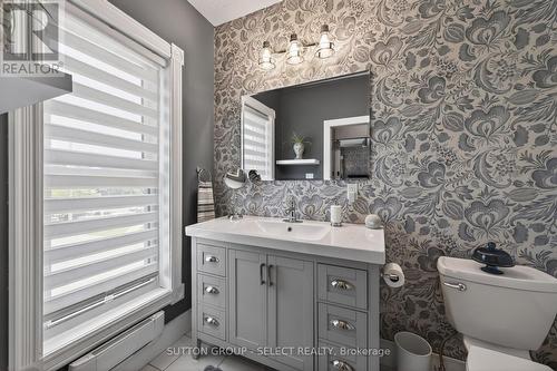 28 Wellington Street, St. Thomas, ON - Indoor Photo Showing Bathroom