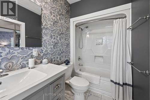 28 Wellington Street, St. Thomas, ON - Indoor Photo Showing Bathroom