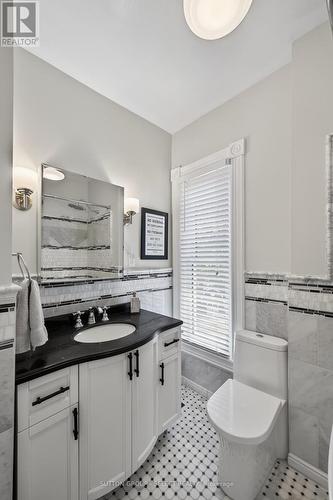28 Wellington Street, St. Thomas, ON - Indoor Photo Showing Bathroom